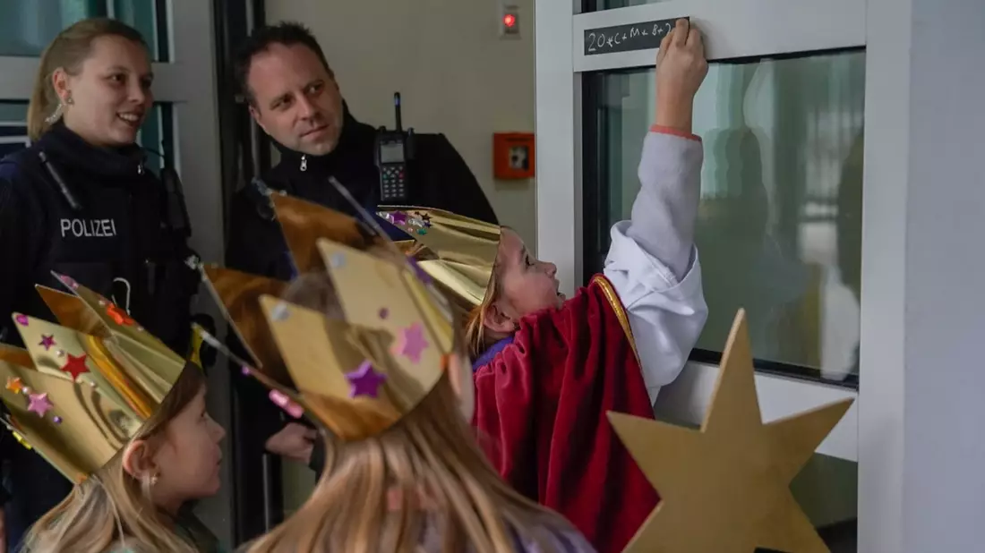 POL-PDTR: Sternsinger besuchen die Polizeiinspektion Idar-Oberstein - Bild: presseportal.de