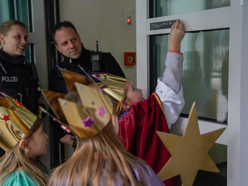 POL-PDTR: Sternsinger besuchen die Polizeiinspektion Idar-Oberstein - Foto: presseportal.de