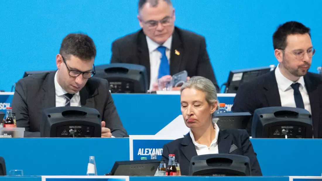 Auch die Reden, die beim Bundesparteitag der AfD in Riesa im vergangenen Januar gehalten wurden, flossen in die Neubewertung durch den Verfassungsschutz ein. (Archivfoto) - Bild: Sebastian Kahnert/dpa