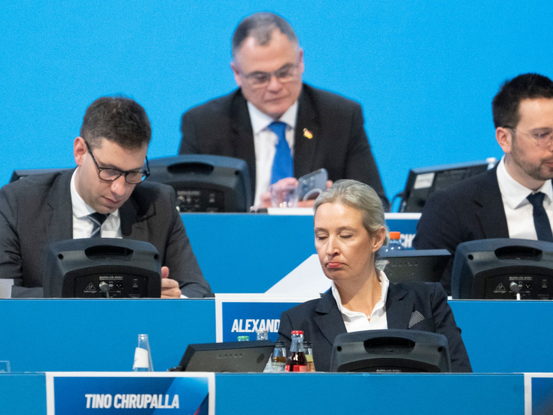 Höcke unterhält sich im Gästebereich der Parteitagshalle in Riesa mit Götz Kubitschek (r.), Verleger, Publizist und politischer Aktivist der Neuen Rechten. - Foto: Sebastian Kahnert/dpa