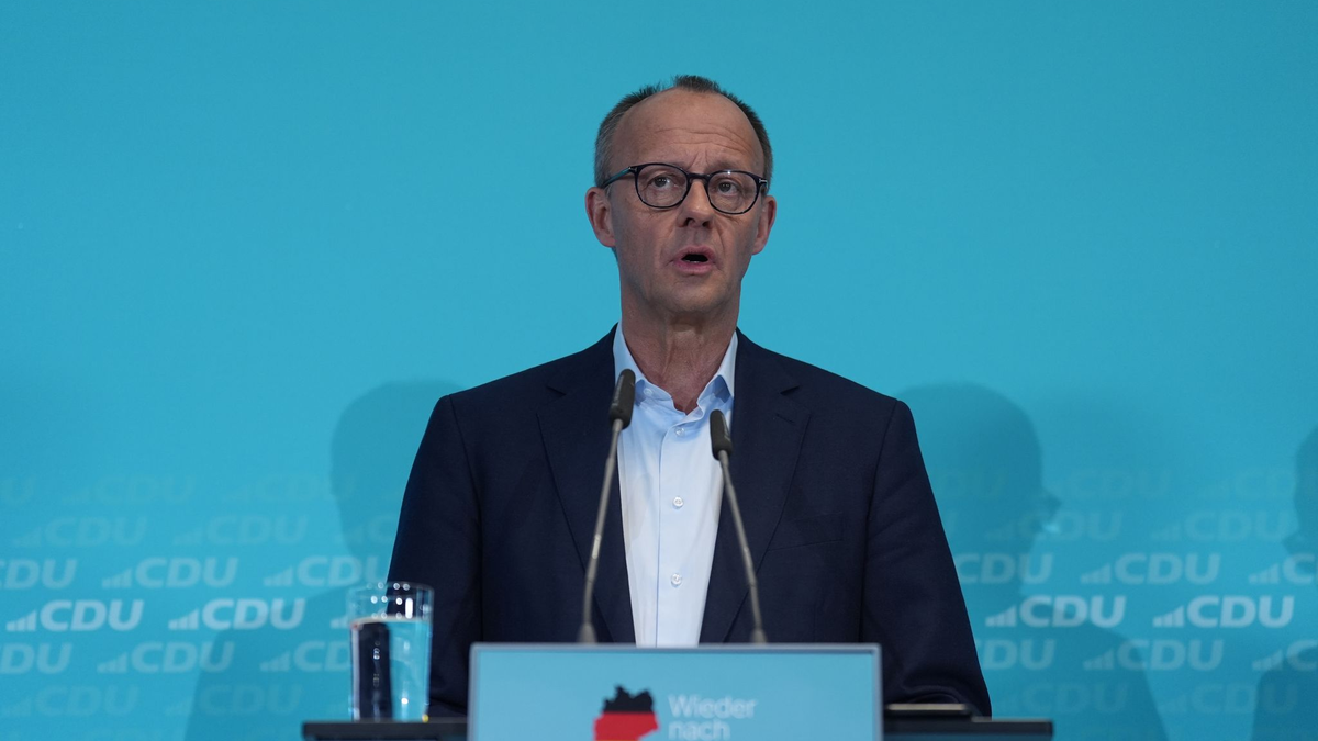 Auf die Frage nach Koalitionsoptionen weicht Unionskanzlerkandidat Merz aus. - Foto: Marcus Brandt/dpa