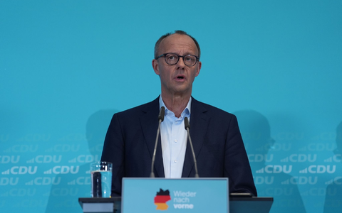 Auf die Frage nach Koalitionsoptionen weicht Unionskanzlerkandidat Merz aus. - Foto: Marcus Brandt/dpa