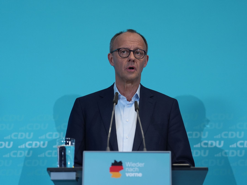 Auf die Frage nach Koalitionsoptionen weicht Unionskanzlerkandidat Merz aus. - Foto: Marcus Brandt/dpa