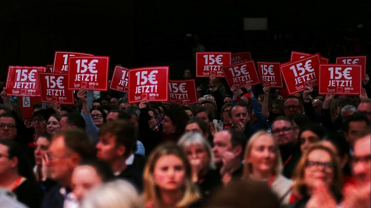 Delegierte auf SPD-Parteitag werben für 15 Euro Mindestlohn (Archiv) - Foto: über dts Nachrichtenagentur