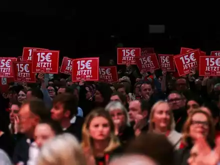 Delegierte auf SPD-Parteitag werben für 15 Euro Mindestlohn (Archiv) - Foto: über dts Nachrichtenagentur
