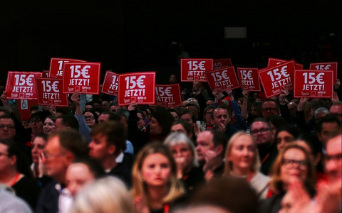 Delegierte auf SPD-Parteitag werben für 15 Euro Mindestlohn (Archiv) - Foto: über dts Nachrichtenagentur