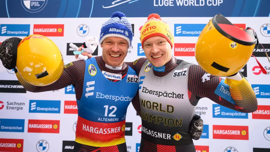 Sieger Max Langenhan (r) und der Zweitplatzierte Felix Loch jubeln im Ziel. - Bild: Robert Michael/dpa