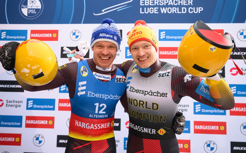 Sieger Max Langenhan (r) und der Zweitplatzierte Felix Loch jubeln im Ziel. - Foto: Robert Michael/dpa