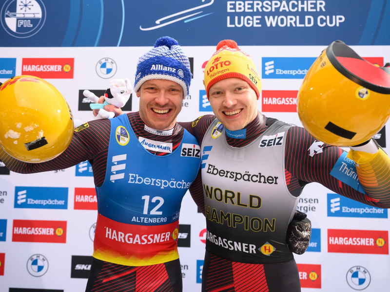 Sieger Max Langenhan (r) und der Zweitplatzierte Felix Loch jubeln im Ziel. - Foto: Robert Michael/dpa
