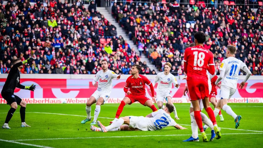 Traf per Freistoß zum 2:0 für Freiburg: Kapitän Christian Günter (l.). - Bild: Tom Weller/dpa