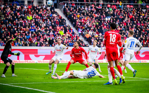 Traf per Freistoß zum 2:0 für Freiburg: Kapitän Christian Günter (l.). - Foto: Tom Weller/dpa