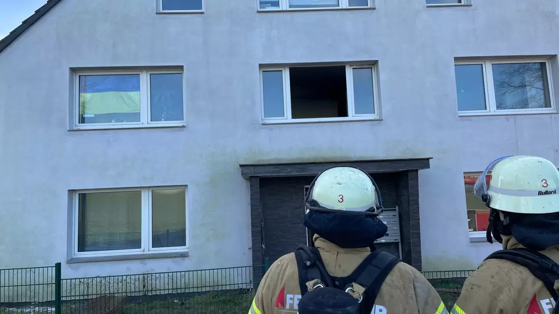 FF Bad Salzuflen: 14 Menschen bei Wohnungsbrand in Breden betroffen / Feuerwehr Bad Salzuflen ist mit 50 Einsatzkräften in der Heldmannstraße im Einsatz - Bild: presseportal.de