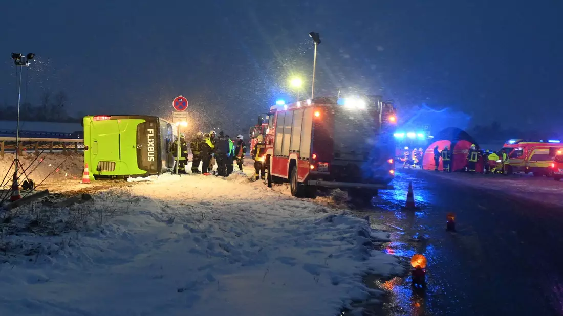 Zum Zeitpunkt des Unfalls herrschten winterliche Straßenverhältnisse. - Bild: Stefan Csevi/dpa