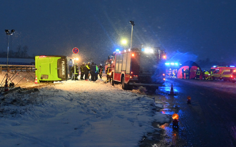 Zum Zeitpunkt des Unfalls herrschten winterliche Straßenverhältnisse. - Foto: Stefan Csevi/dpa