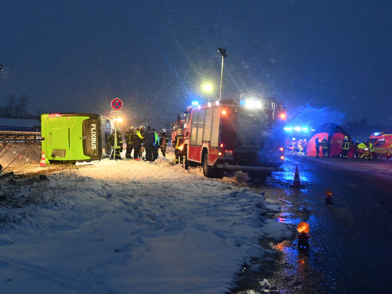 Zum Zeitpunkt des Unfalls herrschten winterliche Straßenverhältnisse. - Foto: Stefan Csevi/dpa