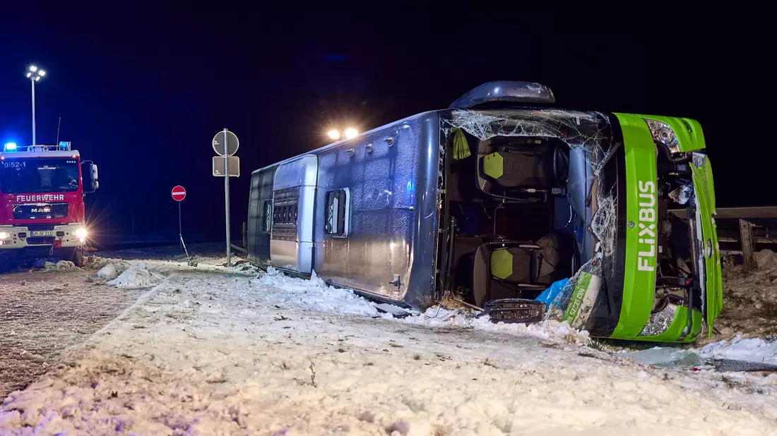 Der Bus kam auf der Seite zum liegen. - Bild: Michael Ukas/dpa