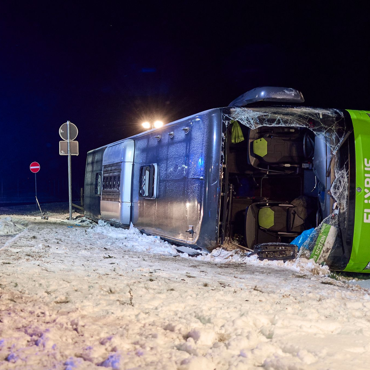 Großeinsatz auf der A11: An einem Parkplatz im Nordosten Brandenburgs sterben bei einem Busunfall zwei Menschen. - Foto: Michael Ukas/dpa
