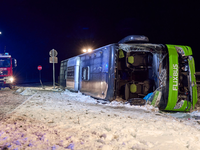 Ein Reisebus auf dem Weg nach Polen kippt auf der A11 auf die Seite. Zwei Menschen sterben. (Foto aktuell) - Foto: Michael Ukas/dpa