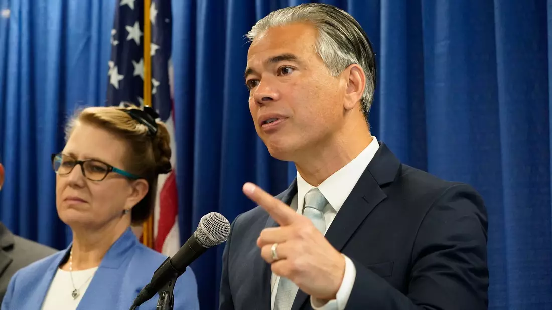 Der kalifornische Generalstaatsanwalt Rob Bonta will rigoros gegen Preiswucher, Betrügereien und Plündereien rund um die Feuerkatastrophe von Los Angeles vorgehen. (Archivbild) - Bild: Eric Risberg/AP/dpa