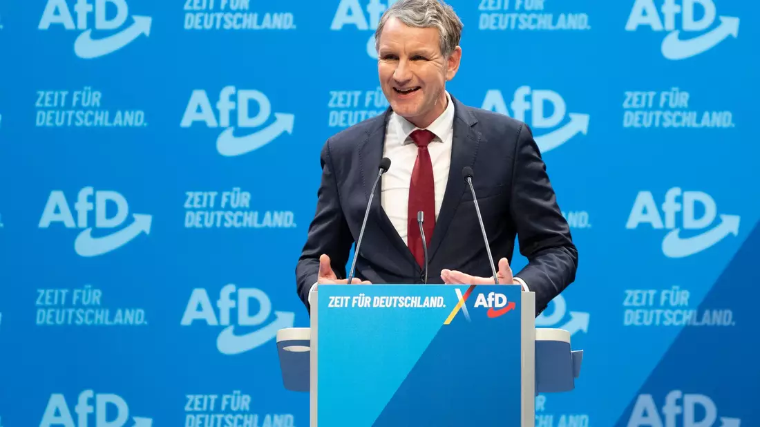 AfD-Rechtsaußen Björn Höcke spricht zu mehreren Änderungsanträgen am Wahlprogramm.  - Bild: Sebastian Kahnert/dpa