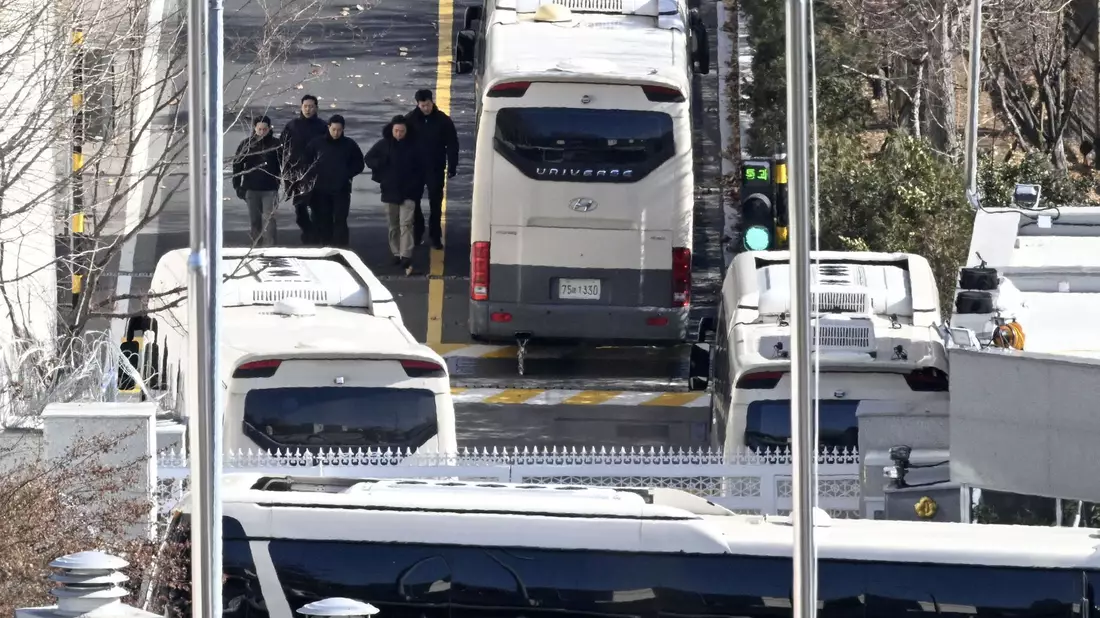 Yoons Anwalt teilte nun mit, dass der suspendierte Präsident nicht zur ersten Anhörung im Amtsenthebungsverfahren gegen ihn erscheinen wird.  - Bild: -/kyodo/dpa