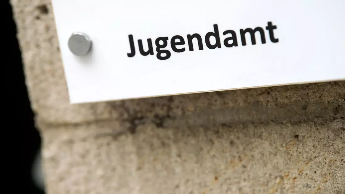 Personalmangel und Überlastung gibt es in vielen Jugendämtern. (Archivbild) - Bild: Arno Burgi/dpa-Zentralbild/dpa