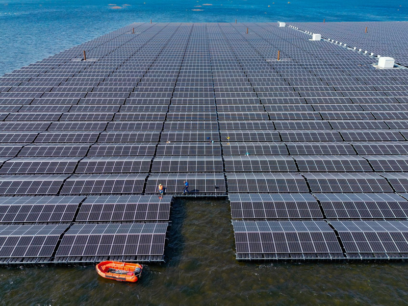Für einen möglichen Einsatz von schwimmenden Photovoltaik-Anlagen auf der Nordsee ist laut Experten noch Forschung nötig. (Archivbild) - Foto: Patrick Pleul/dpa