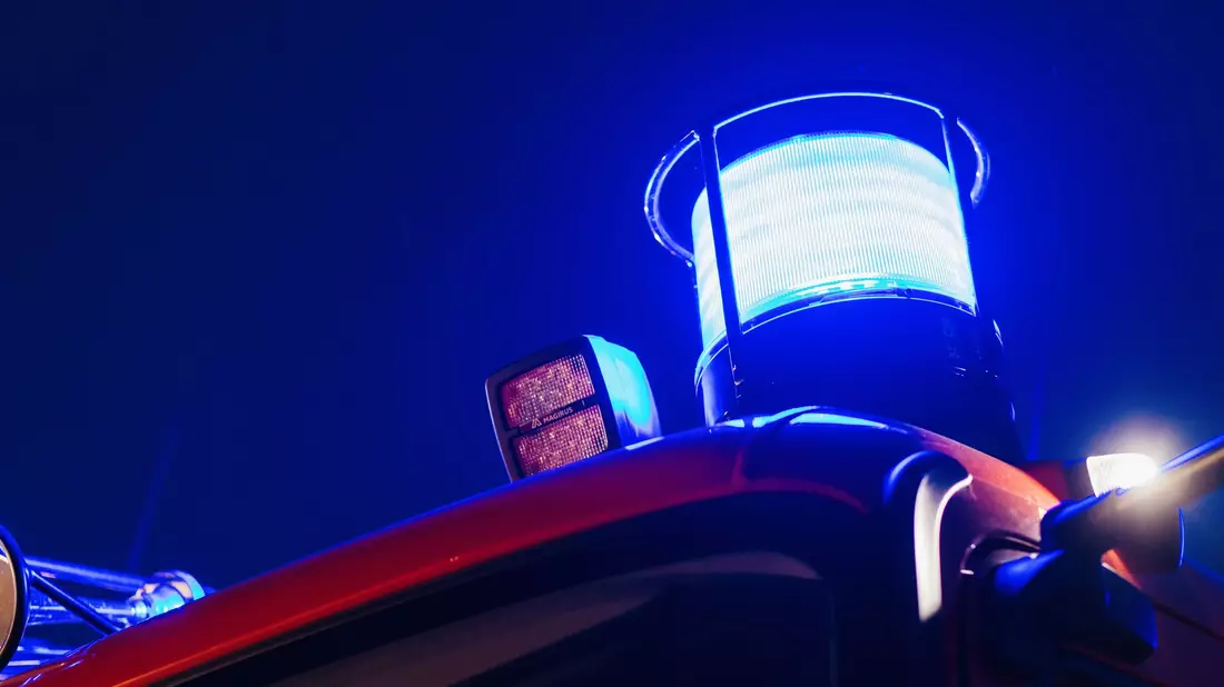 Ein Blaulicht ist auf einem Feuerwehr-Einsatzfahrzeug montiert. (Symbolbild) - Bild: Philipp von Ditfurth/dpa