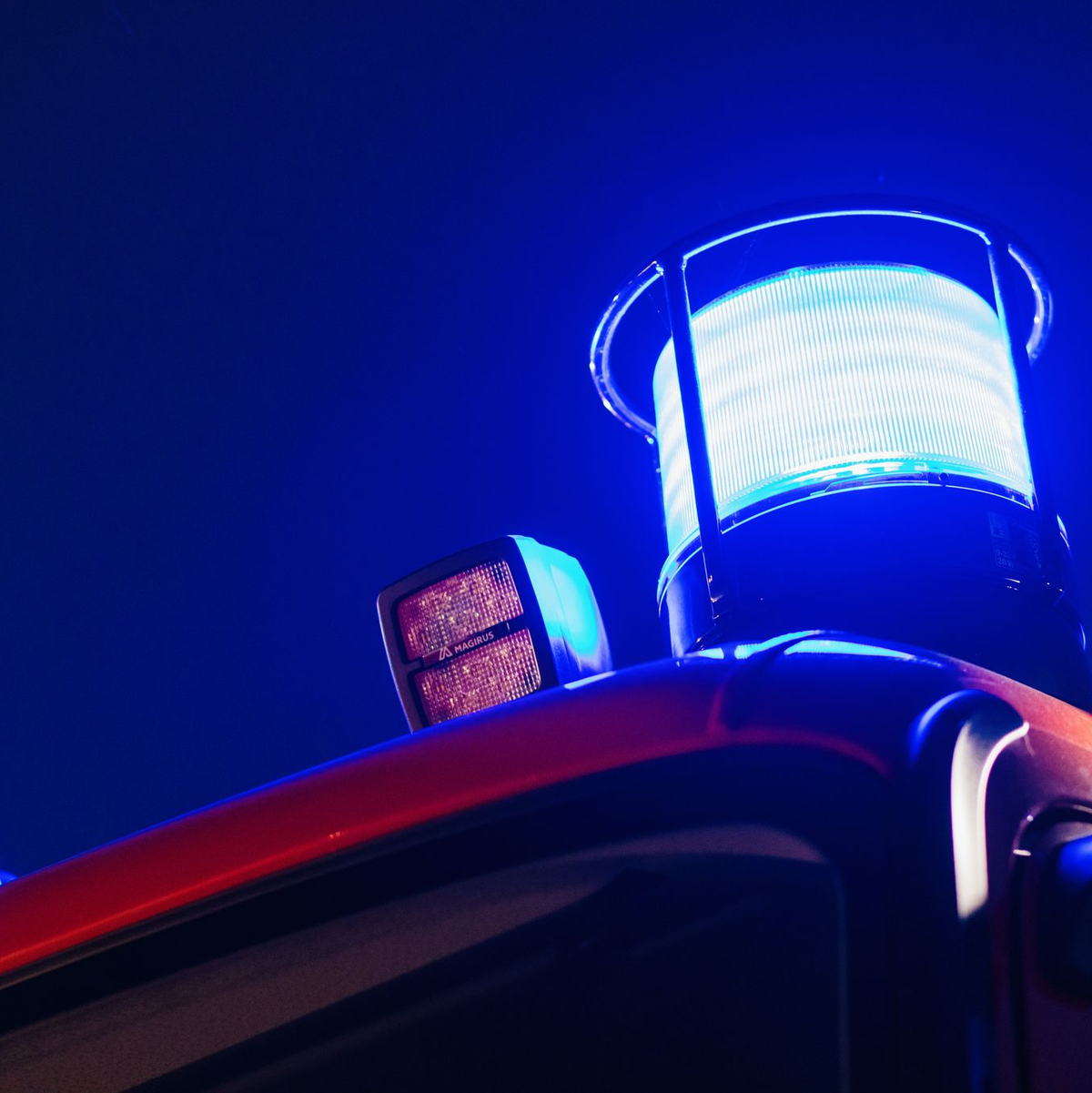 Ein Blaulicht ist auf einem Feuerwehr-Einsatzfahrzeug montiert. (Symbolbild) - Foto: Philipp von Ditfurth/dpa