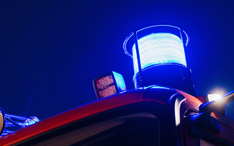 Ein Blaulicht ist auf einem Feuerwehr-Einsatzfahrzeug montiert. (Symbolbild) - Foto: Philipp von Ditfurth/dpa