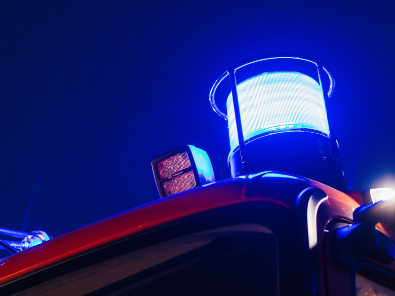 Ein Blaulicht ist auf einem Feuerwehr-Einsatzfahrzeug montiert. (Symbolbild) - Foto: Philipp von Ditfurth/dpa