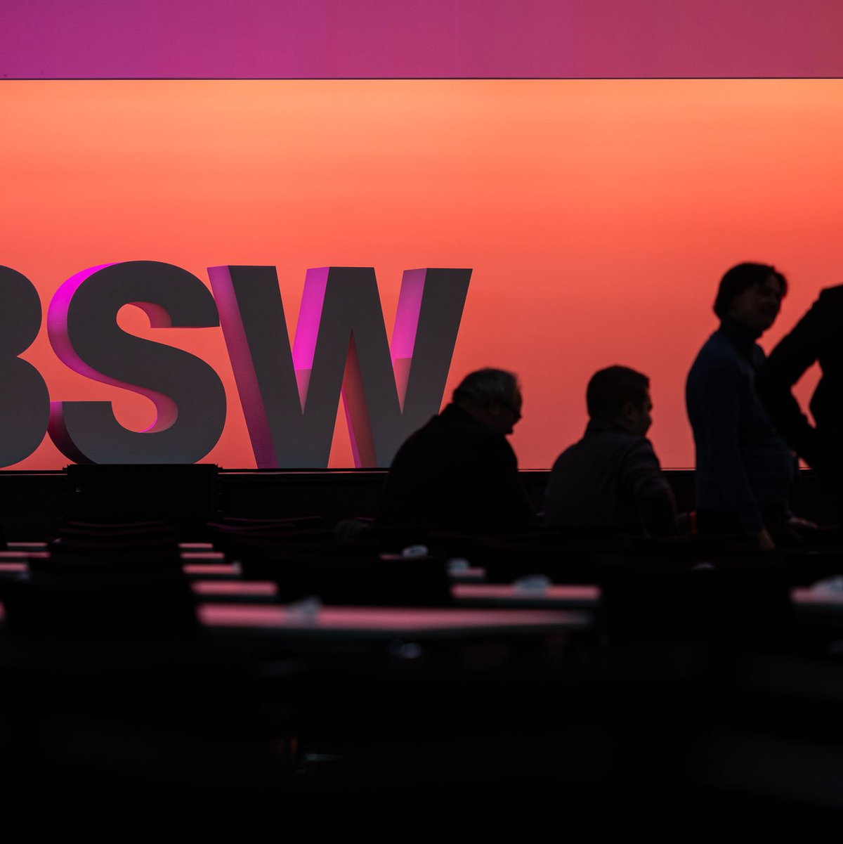 Sahra Wagenknecht stimmt ihre Partei auf den Wahlkampf ein und wird bejubelt. - Foto: Hannes P. Albert/dpa