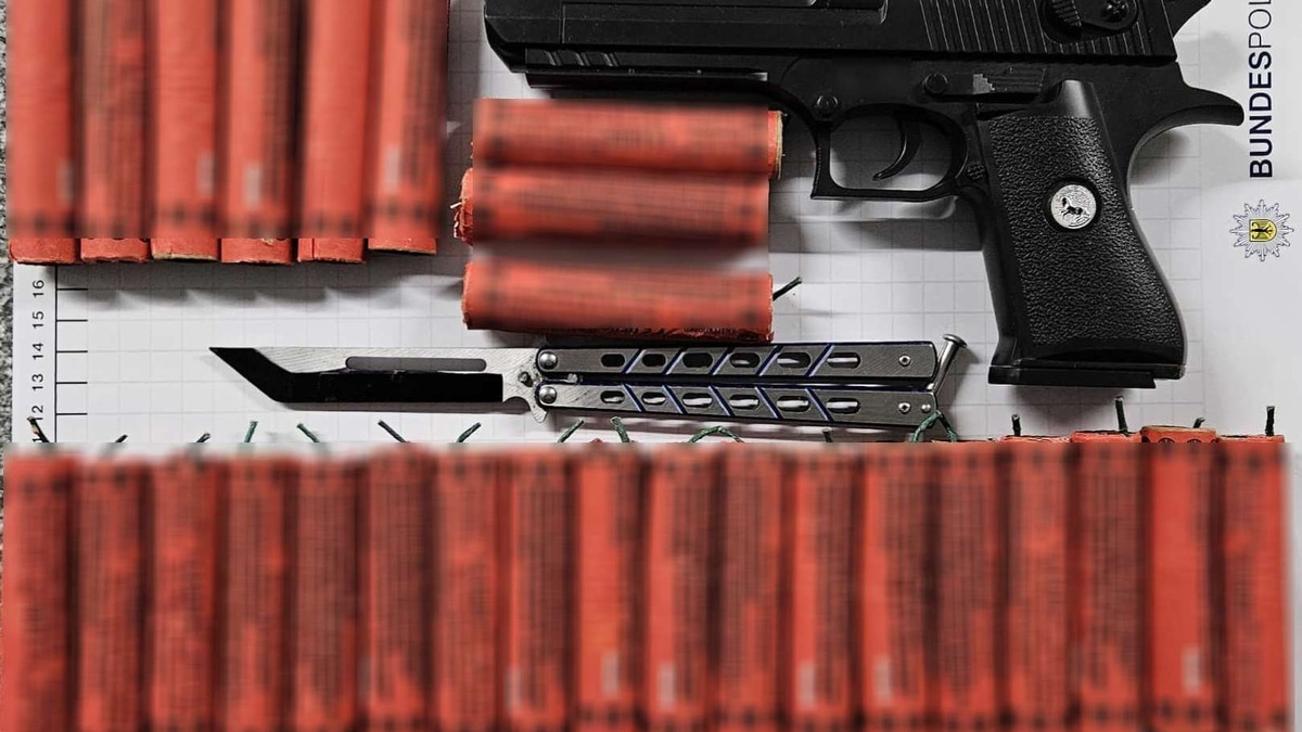 BPOL NRW: Bundespolizei stellt Böller, Messer und Softair-Pistole bei 18-Jährigem sicher - Foto: presseportal.de