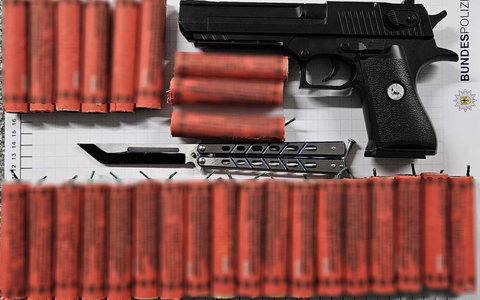 BPOL NRW: Bundespolizei stellt Böller, Messer und Softair-Pistole bei 18-Jährigem sicher - Foto: presseportal.de