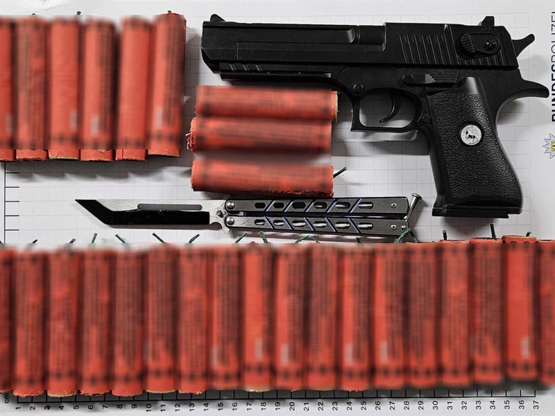 BPOL NRW: Bundespolizei stellt Böller, Messer und Softair-Pistole bei 18-Jährigem sicher - Foto: presseportal.de