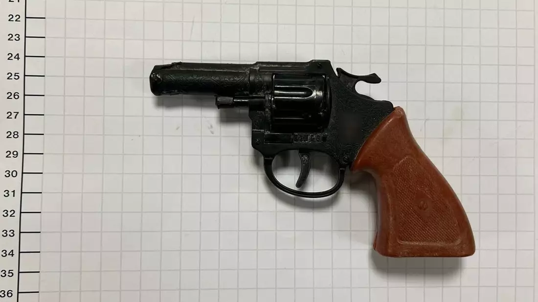 BPOL NRW: Mit Spielzeugrevolver bedroht - Bundespolizei stellt 29-Jährigen - Bild: presseportal.de