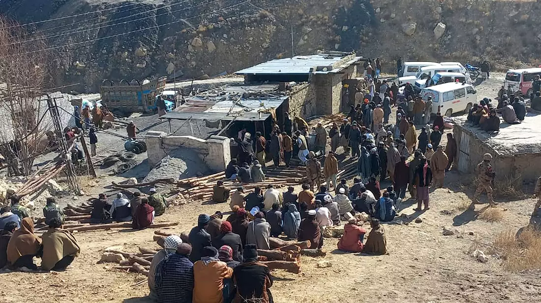 Anwohner versammeln sich und bangen nach dem Grubenunglück in Pakistan. - Bild: -/AP/dpa