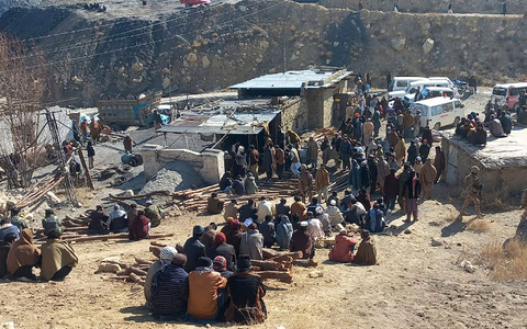 Anwohner versammeln sich und bangen nach dem Grubenunglück in Pakistan. - Foto: -/AP/dpa