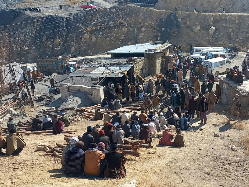 Anwohner versammeln sich und bangen nach dem Grubenunglück in Pakistan. - Foto: -/AP/dpa