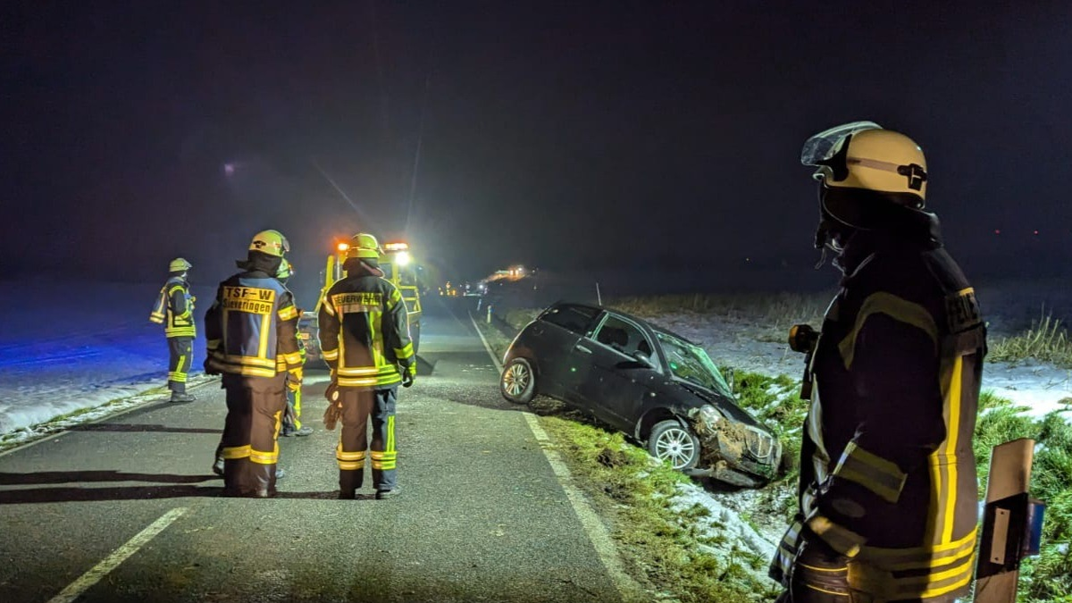 FW Ense: PKW nach Ausweichmanöver im Graben - Foto: presseportal.de