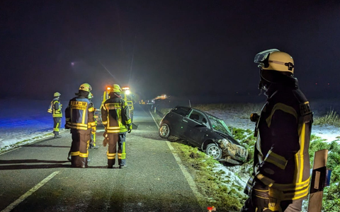 FW Ense: PKW nach Ausweichmanöver im Graben - Foto: presseportal.de