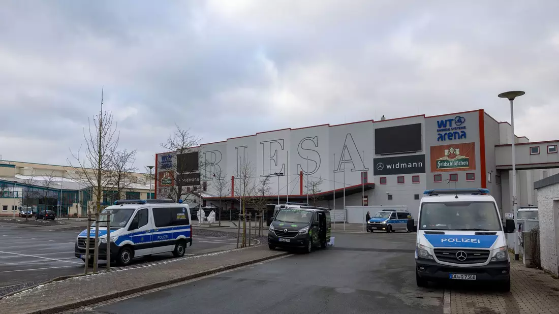 Am zweiten Tag des AfD-Bundesparteitages in Riesa konnten die Delegierten ungehindert bis zum Veranstaltungsort fahren. Am Vortag hatte es erhebliche Behinderungen durch Demonstranten gegeben. - Bild: Daniel Wagner/dpa
