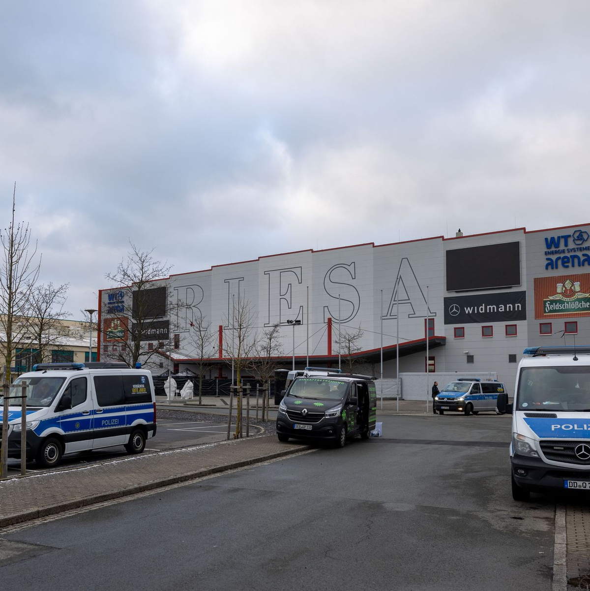 Am zweiten Tag des AfD-Bundesparteitages in Riesa konnten die Delegierten ungehindert bis zum Veranstaltungsort fahren. Am Vortag hatte es erhebliche Behinderungen durch Demonstranten gegeben. - Foto: Daniel Wagner/dpa