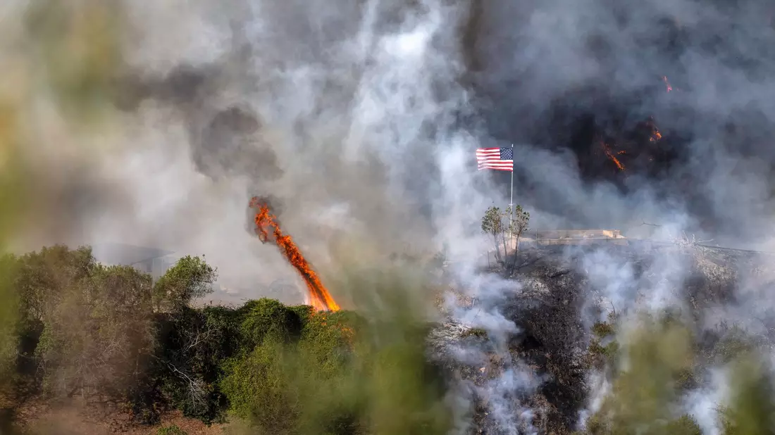 Seit über zehn Tagen kämpft die Feuerwehr gegen die Brände. - Bild: Mark Edward Harris/ZUMA Press Wire/dpa