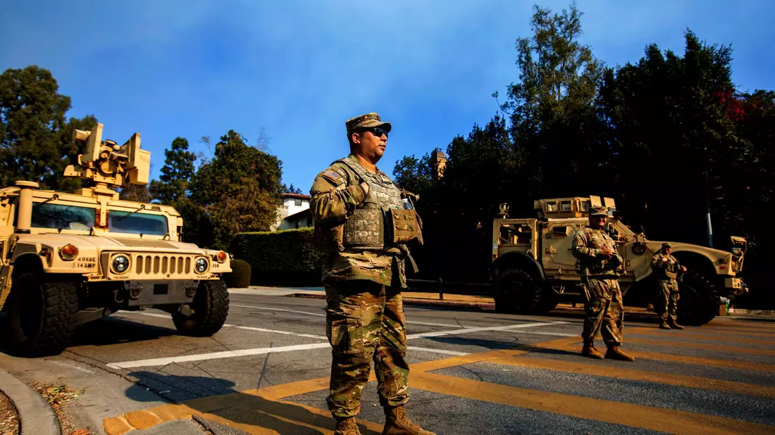 Mitglieder der Nationalgarde besetzen während des Palisades-Brandes einen Kontrollpunkt im Stadtteil Brentwood in Los Angeles. - Bild: Jill Connelly/ZUMA Press Wire/dpa