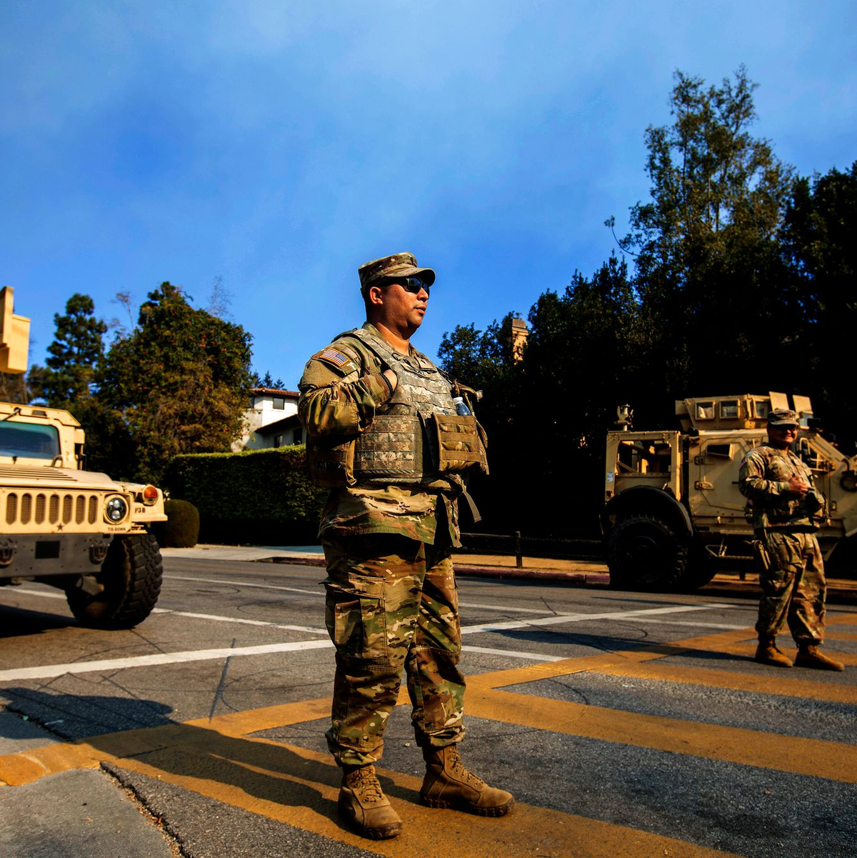 Mitglieder der Nationalgarde besetzen während des Palisades-Brandes einen Kontrollpunkt im Stadtteil Brentwood in Los Angeles. - Foto: Jill Connelly/ZUMA Press Wire/dpa
