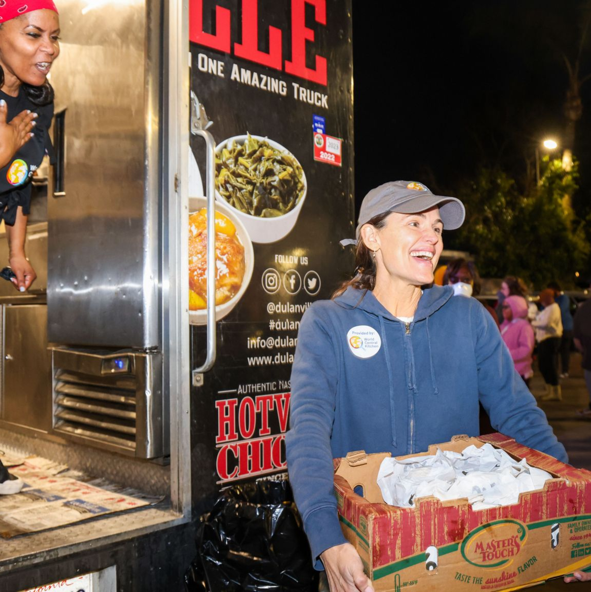 Ehrenamtliche versorgen Opfer des Feuers in Kalifornien, darunter Schauspielerin Jennifer Garner (links) und die Kongressabgeordnete Sydney Kamlager Dove. - Foto: Amy Katz/ZUMA Press Wire/dpa