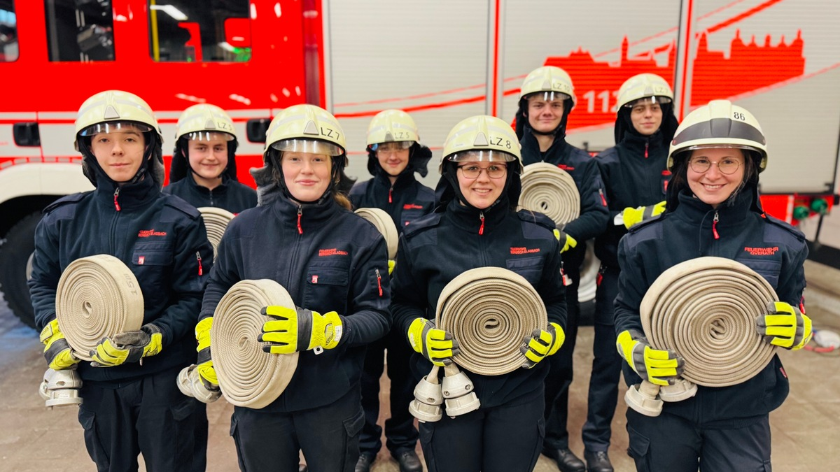 FW-GL: Acht neue Mitglieder starten ihre Laufbahn bei der Feuerwehr Bergisch Gladbach - Foto: presseportal.de
