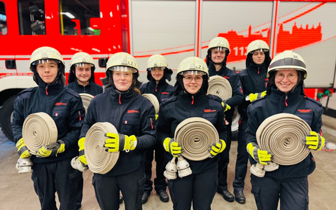 FW-GL: Acht neue Mitglieder starten ihre Laufbahn bei der Feuerwehr Bergisch Gladbach - Foto: presseportal.de