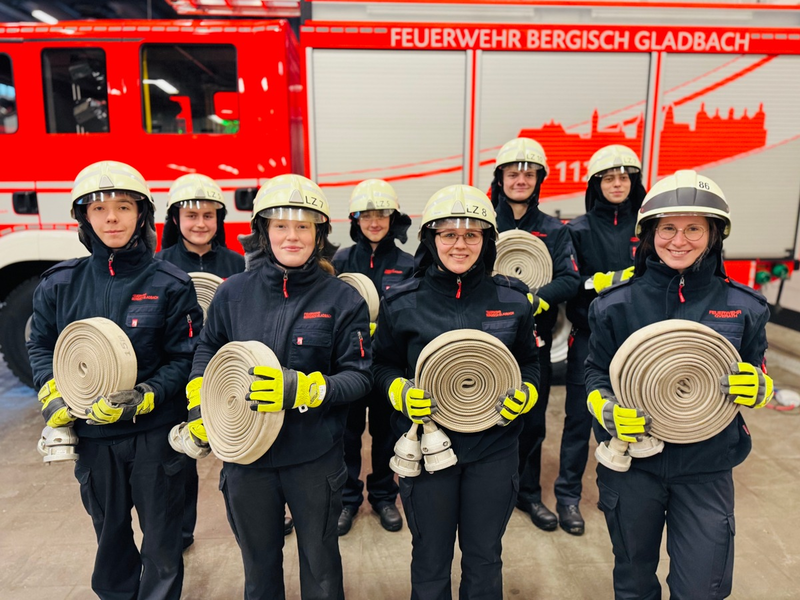 FW-GL: Acht neue Mitglieder starten ihre Laufbahn bei der Feuerwehr Bergisch Gladbach - Foto: presseportal.de